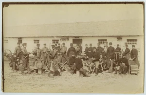 Ouvriers de l'arsenal d'artillerie à Sarajevo. Bosnie-Herzégovine. 1890-1900. - Foto 1 di 2