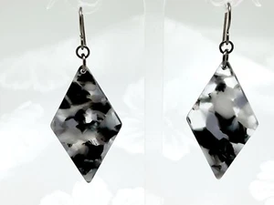 Schwarz & weiß Acetat diamantförmige Ohrhänger mit Niob Ohrdraht Haken - Bild 1 von 5