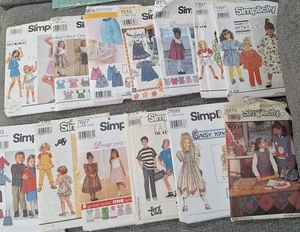 LOT OF VINTAGE SIMPLICITY SEWING PATTERNS FOR KIDS SIZES A AND AA UNCUT - Picture 1 of 1