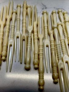 Lot VTG Plastic hors d’oeuvre forks W/case Ivory 40 Pcs Ivory - Picture 1 of 11