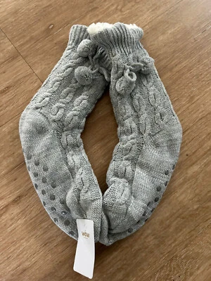 Calcetines para mujer gris tejido con cable con pompones y manchas plateadas talla única Foto 1 de 4