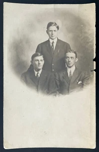 Drei Männer machen ein Foto, Indianapolis, Indiana (1910er) - Vintage RPPC Postkarte - Bild 1 von 2