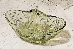 PLATO DE COLECCIÓN CON BOTÓN MARGARITA DE VIDRIO PRENSADO VERDE FENTON CON ASAS ÚNICAS - Imagen 1 de 6