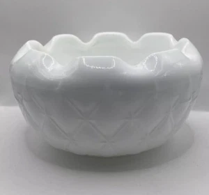 Cuenco de vidrio de leche blanco vintage con bordes prensados patrón acolchado de diamante rosado - Imagen 1 de 6