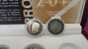 Griechenland, 2013, 2 Euro Münze, PP, Kreta & Platon, in offizieller Holzkiste - Bild 1 von 4