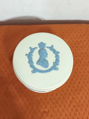 Caja redonda de cerámica 1953 SAR Duque de Edimburgo Wedgwood Queen's Ware en relieve Foto 1 de 4