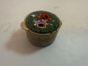 Vintage italienische Blumen Mikromosaik goldfarbene aufklappbare runde Pillendose 1 Zoll - Bild 1 von 6