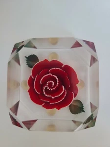 Vintage MCM Bircraft Plexiglas rote Rose Briefbeschwerer Mid-Century handgeschnitzt & farbig - Bild 1 von 6