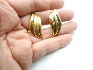 Pendientes firmados con clip de onda de metal texturizado en tono dorado Napier de colección - Imagen 1 de 5