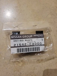 Genuine OEM Nissan 21542-CA000 Upper Radiator Mounting Bracket - Foto 1 di 2