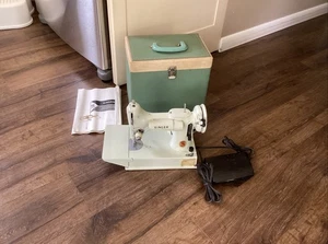 Máquina de coser Singer 221K peso pluma 1964 y estuche verde. Envío gratis - Imagen 1 de 24