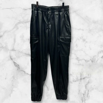 Pantalones de chándal cargo de imitación de cuero negros casi famosos con bolsillos talla mediana Foto 1 de 4