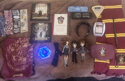 Harry POTTER Hermaine Paquete Libros Estuche para Lápices Varita Bufanda Diadema Figuras Raro Foto 1 de 4