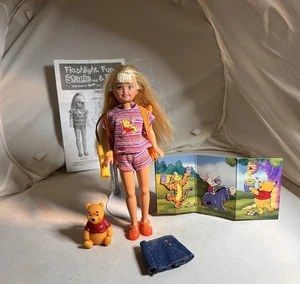 Barbie sorellina Stacie Winnie Pooh torcia divertente bambola in scatola 1997 #19669 - Foto 1 di 9