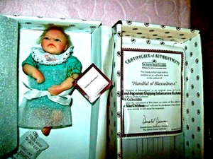 ASHTON DRAKE SO VERAMENTE REALE "MANCIATA DI BEATITUDINE" CON CERTIFICATO DI AUTENTICITÀ - Foto 1 di 4