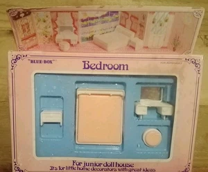 Vintage BLUE-BOX Puppenhaus Möbel Schlafzimmer Set • OVP • Hong Kong - Bild 1 von 2