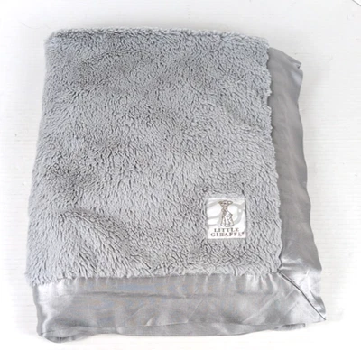 Manta bebé Little Giraffe Luxe piel sintética borde satinado gris claro 30"x35" Foto 1 de 4
