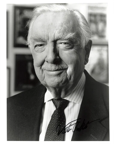Walter Cronkite Broadcaster Signed Autograph 8 x 10 Photo PSA DNA j2f1c *84 Cover