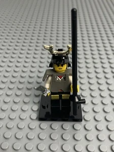 MINIFIGURA VINTAGE LEGO NINJA SHOGUN GUERRERO BLANCA CON ARMADURA Y BASE CAS057 - Imagen 1 de 2