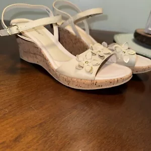 David Tate Wedge Leather Upper White Floral Sandals Women Size 10W Gold Accents - Picture 1 of 11