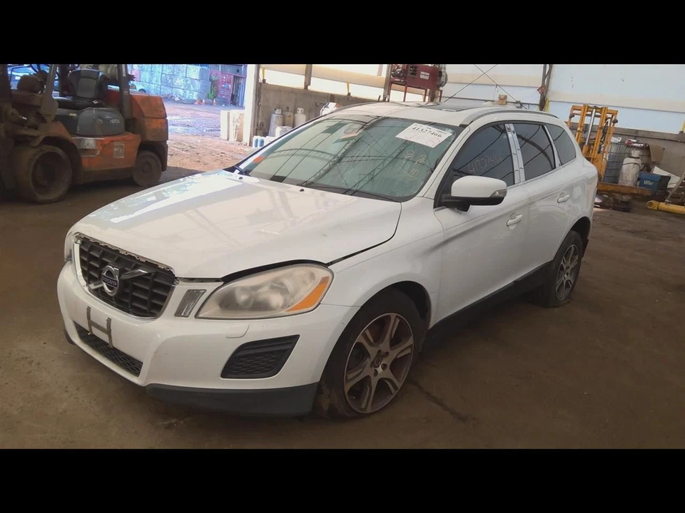 (LOCAL PICKUP ONLY) Rear Bumper XC60 Dual Exhaust Cutouts Fits 09-13 VOLVO 60 SE — 第 1/4 张图片