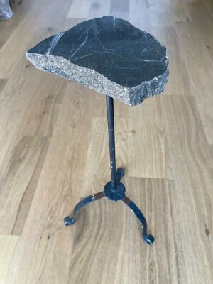 Tampo de mármore preto vintage corte natural e tripé lateral de ferro fundido mesa de extremidade pequena - Imagem 1 de 4