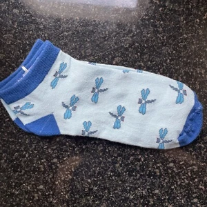 Teenager oder Kind süße blaue Libelle unsichtbare Socken neu Größe S - Bild 1 von 4