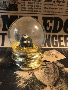 Zauberwelt von Harry Potter FANTASTISCHE TIERWESEN Niffler Schneekugel Neu mit Etikett - Bild 1 von 3