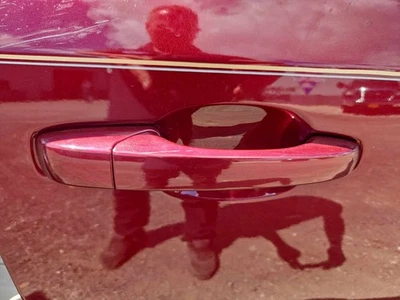 Used Front Right Exterior Door Handle fits: 2017 Dodge Caravan assembly door fro - Image 1 of 4