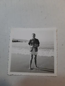 Foto instantánea vintage de los años 50 en blanco y negro de 2 1/4" x 2 1/4" para hombre cámara de playa PB65 - Imagen 1 de 1