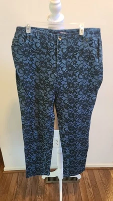 Jeans jeans feminino 24/7 azul preto elástico perna reta tamanho 16 W estampa floral  - Imagem 1 de 4