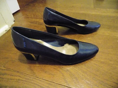 Zapatos de salón Hush Puppies estilo suave azul brillante charol ribete plateado tacones de 2" usados en excelente estado 7 N Foto 1 de 4