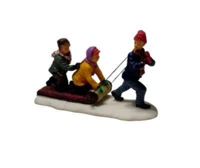 Lemax Christmas Village Scene Boy tirando de otros dos niños en trineo retirado Foto 1 de 4