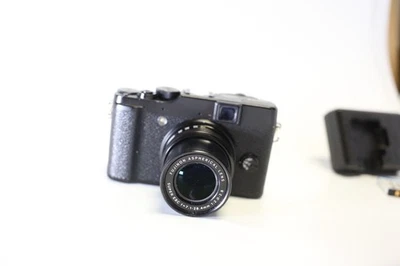 Fujifilm X10 12MP Digital Camera Great Condition Fully Working with case / 2 bat - Image 1 of 4