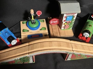 Thomas & Friends Railway Arched Bridge Sir Topham Hatt Stop & Go Percy Thomas - Picture 1 of 2