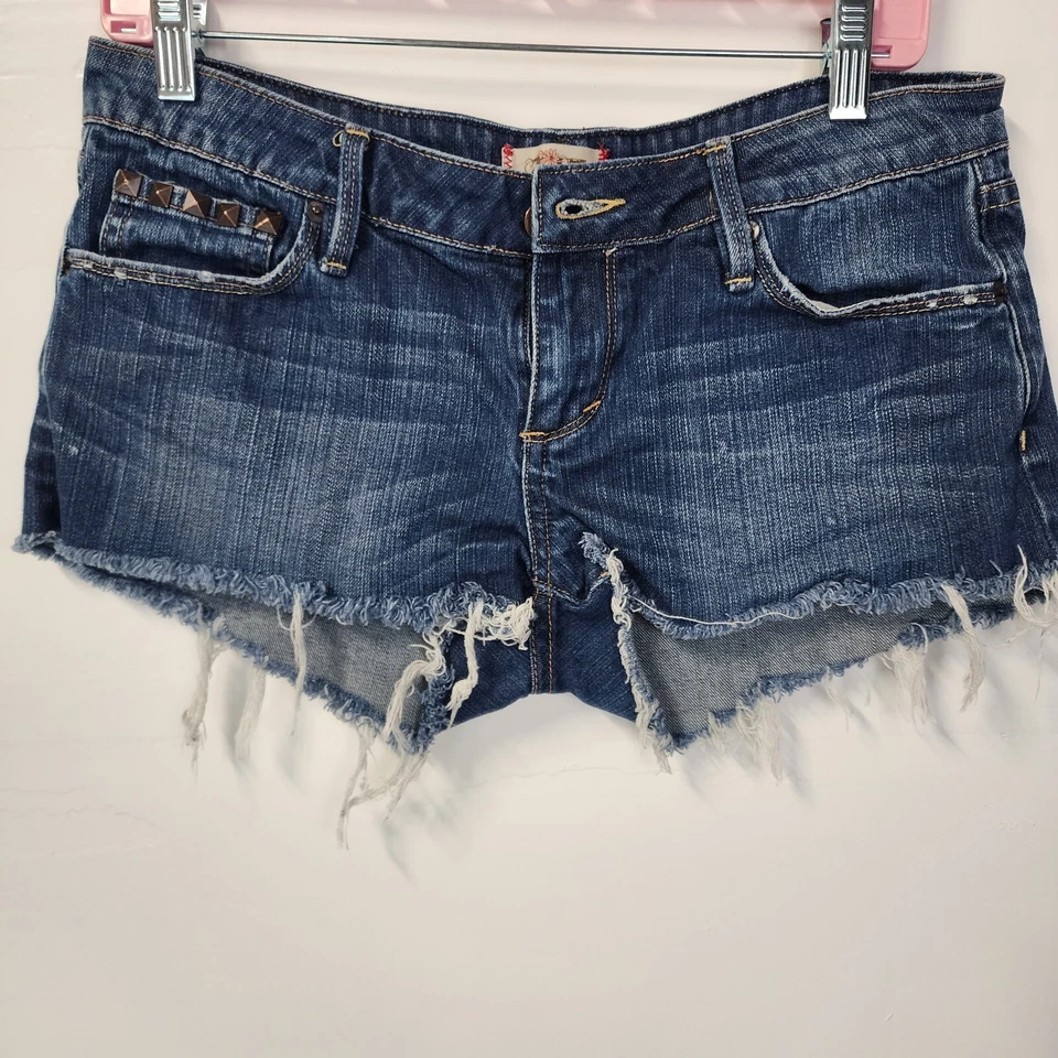 Pantalones Cortos de Jean Boho Con Tachuelas Inclinables Talla 7 Corte Bajo Dobladillo Crudo Envejecido  Foto 1 de 4