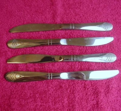 {JUEGO(s) DE 4} CUCHILLOS DE CENA Winco (ino inoxidable pavo real) 8 3/4" usados en excelente estado (3 juegos a la izquierda) Foto 1 de 3