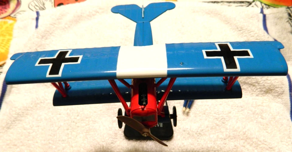 Avión y figura británicos Fokker D VII azul (raro) Primera Guerra Mundial coleccionistas ED solamente Foto 1 de 4
