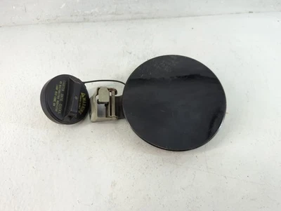 Крышка двери топливного бака 2008 Suzuki Sx4 черная EMKL4 - Изображение 1 из 4