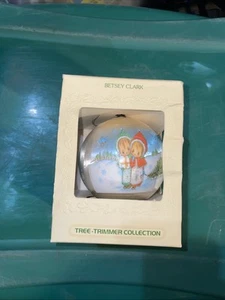 Ornamento natalizio vintage Betsey Clark Hallmark 1979 raso con scatola originale - Foto 1 di 2
