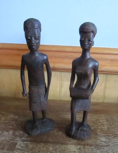 Zwei geschnitzte afrikanische Holzfiguren - Bild 1 von 16