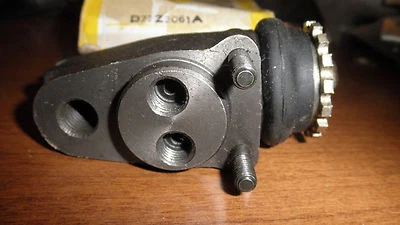 Новый из старых запасов Tokico/Mazda#D77Z2061A, Girling#74966582 1977-79 Mazda-Courier спереди с цилиндром - Изображение 1 из 4