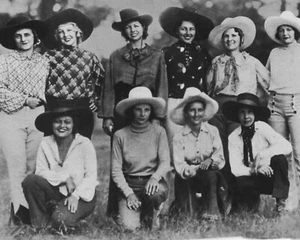 Fotos de rodeo vintage de vaqueras Cheyenne Frontier 8 x 10 - Imagen 1 de 1