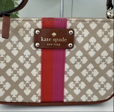 Cartera Kate Spade color tostado y crema con diseño clásico a rayas con acento rojo y rosa Foto 1 de 4