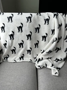 Target Hyde And Eek Halloween Ebony Cat Throw Blanket Black White - Picture 1 of 4