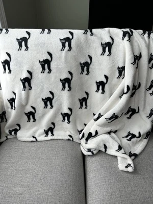 Target Hyde And Eek Halloween Ebony Cat Throw Blanket Black White - Image 1 of 4
