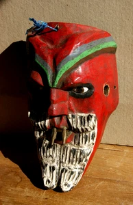 Handgeschnitzte und bemalte guatemaltekische Maske rotes Gesicht mit Reißzähnen und weißem Spitzbart - Bild 1 von 10