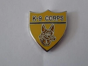 US Army K-9 Corps Dog Pin Badge Abzeichen Crest Hunde-Special Kommando - Picture 1 of 2