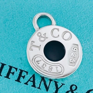 Ciondolo Tiffany & Co. 1837 smalto nero con etichetta rotonda in argento ster... - Foto 1 di 24
