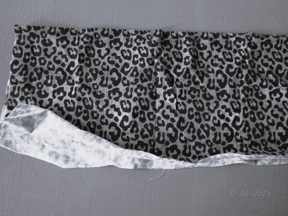2 Stoffreste grau mit Leoprint - Bild 1 von 2
